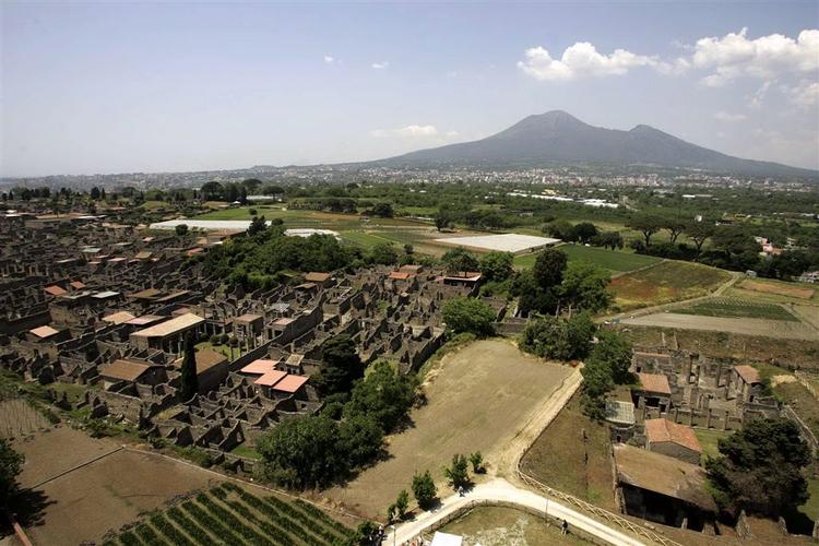 Pompeji set fra luften. I baggrunden vulkanen Vesuv. 