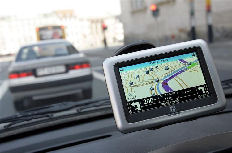 GPS og mobil i airbagens rækkevidde kan hindre, at den udløses rigtigt, viser tysk test. 