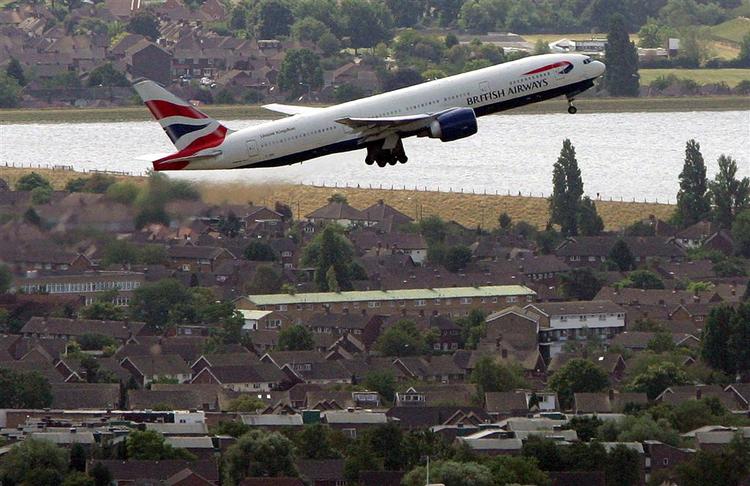 Terrormistænkte ville ifølge anklageren bombe fly mellem Heathrow og USA. 