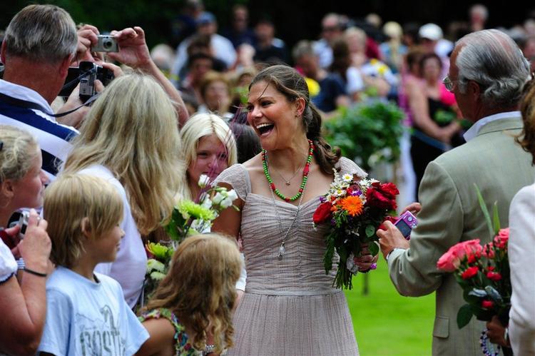 Den svenske kronprinsesse Victoria fejrede sin 31 års fødselsdag, mens en dansk mand iført Ninja-kostume angiveligt planlagde et voldeligt overfald på kronprinsessen. Manden er nu anholdt. 