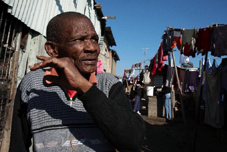 OPTIMIST. »Alexandra vil blive som Amerika. Og Mandela vil ikke dø, før alt er ordnet. Da vil Gud endelig sige: Nu kan du komme herop og hvile dig«, mener Aaron Booysens.  Foto: Jesper Strudsholm 
