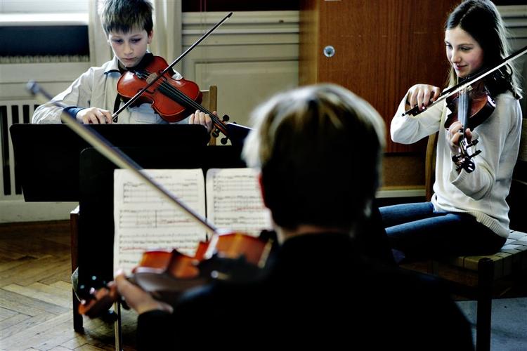 Masser af danske børn og unge vil lære at spille instrumenter, men det kan være svært at få plads på musikskolerne. Arkivfoto. 