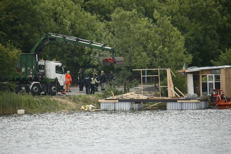 Klokken fem i morges bankede kommune og politi på hos de uautoriserede bosættere langs kanalen ved Refshalevej i København. 