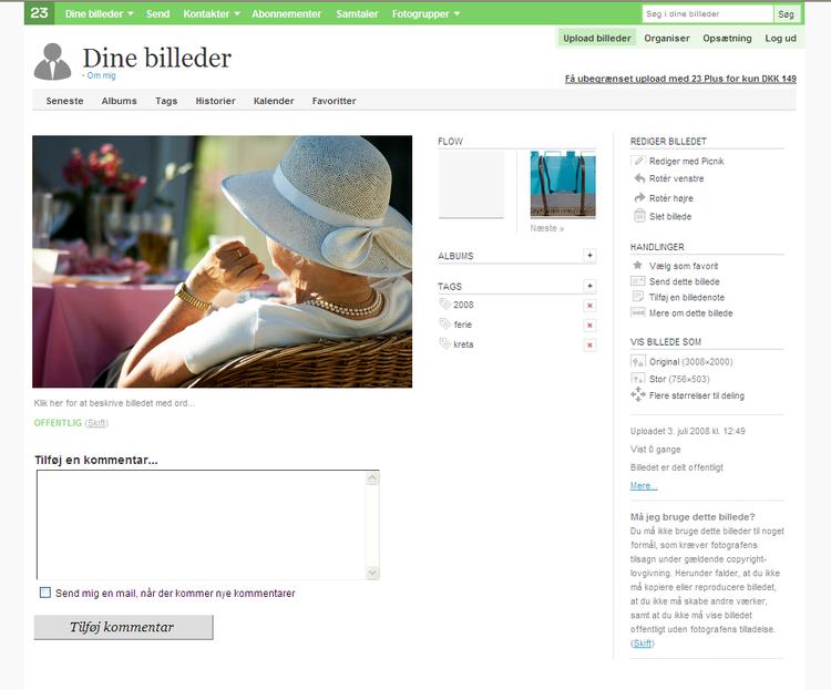 Du kan selv være med til at bestemme lidt af designet på 23hq.com. Hvis du hellere vil have en pink navigationsmenu i toppen af siden, kan det klares med et par klik.En anden af fordelene ved 23hq.com er, at du kan give din billeder tags. På den måde bliver det nemmere at søge efter bestemte billeder senere. Eksempelvis kan du vælge at få fremvist alle dine fotos, som er taget på Kreta. 