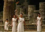 I det gamle olympiske anlæg på Peloponnes tændes den olympiske ild traditionelt før de moderne lege. Her er det ilden til Beijing i næste måned, der præsenteres. 