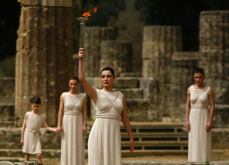 I det gamle olympiske anlæg på Peloponnes tændes den olympiske ild traditionelt før de moderne lege. Her er det ilden til Beijing i næste måned, der præsenteres. 