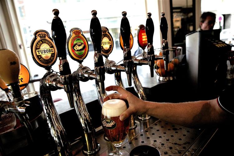 Unge arbejder ulovligt med alkohol og for ikke mere end 26 kroner i timen.Det viser en undersøgelse fra LO. 