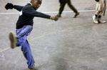 11-årige Karabo Zondis selvtillid lader ikke holdkammeraterne i tvivl om, at han er på banen og har styr på spillet. 