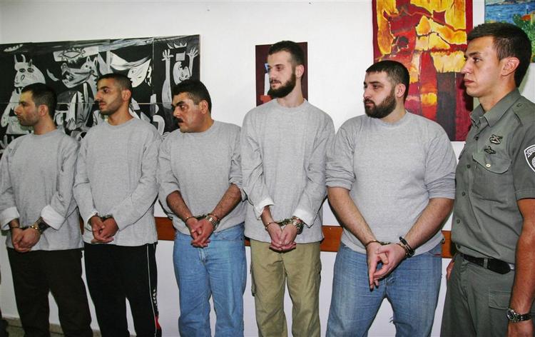 På billedet ses de fem fanger, som Israel ifølge aftalen skal udlevere til Hizbollah. 