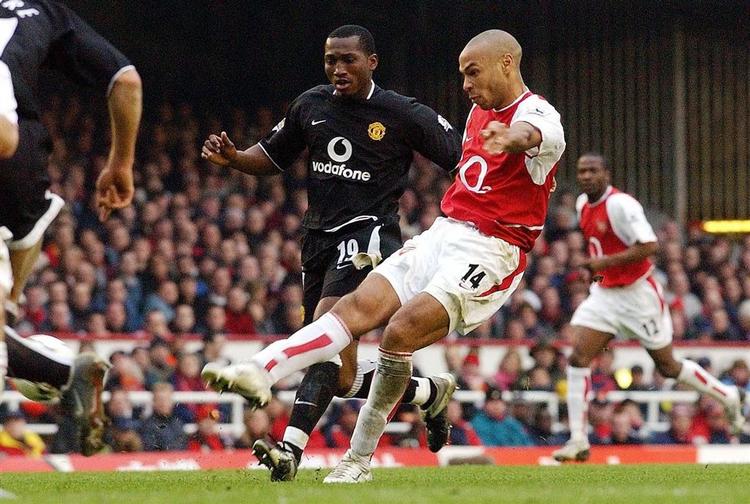 Eric Djemba-Djemba (tv.) har spillet med mange af verdens bedste i England. Nu skal han til OB. 