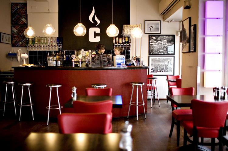 Jep, apostrofen i crème peger den anden vej på Vesterbro - ligger på et hjørne af Vesterbrogade, de fleste kender. For lige overfor ligger natteravnenes spisested Burger Palace, der frituresteger og griller til kl. 5 hver morgen. 