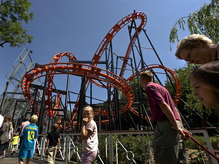 Fire mennesker kom alvorligt til skade efter en ulykke i rutsjebanen Cobraen i Tivoli Friheden. 
