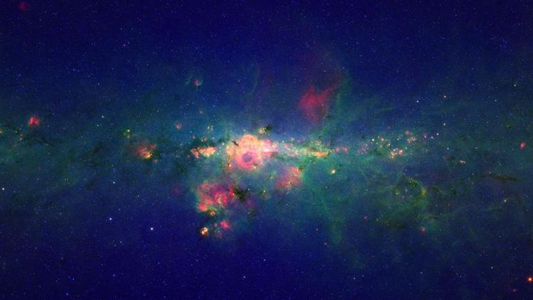 Det ser ikke umiddelbart ud af meget. Men midt i stjerneklumpen lyser Peony Nebula med måske galaksens stærkeste lys. 