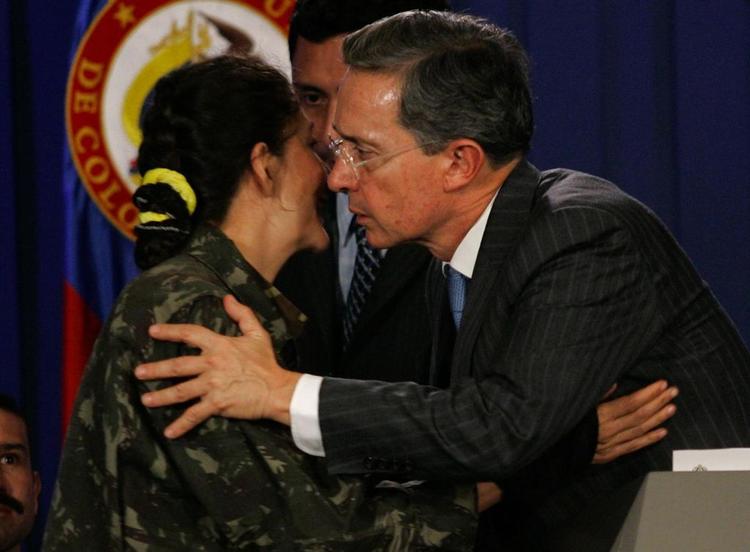 Colombias præsident Alvaro Uribe sammen med Ingrid Betancourt kort efter redningsaktionen. 