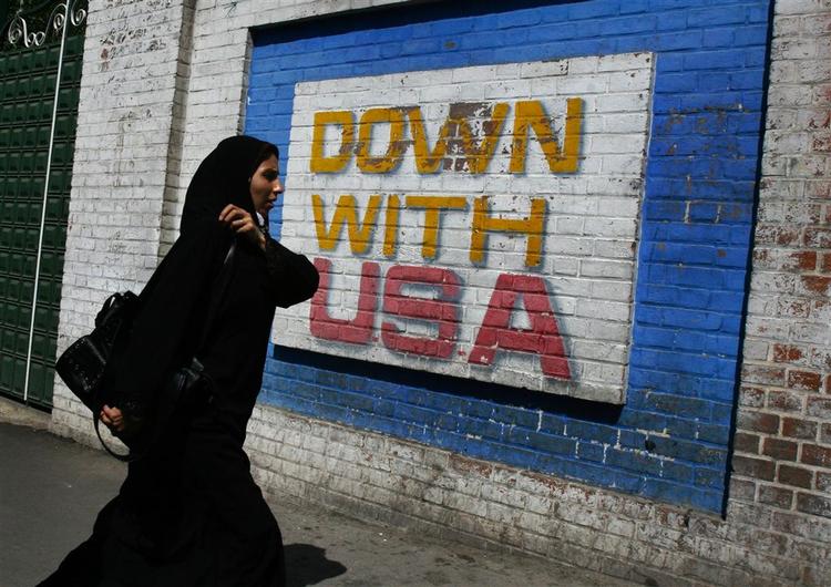 Antiamerikansk slogan på muren uden for den tidligere USA-ambassade i Teheran. 