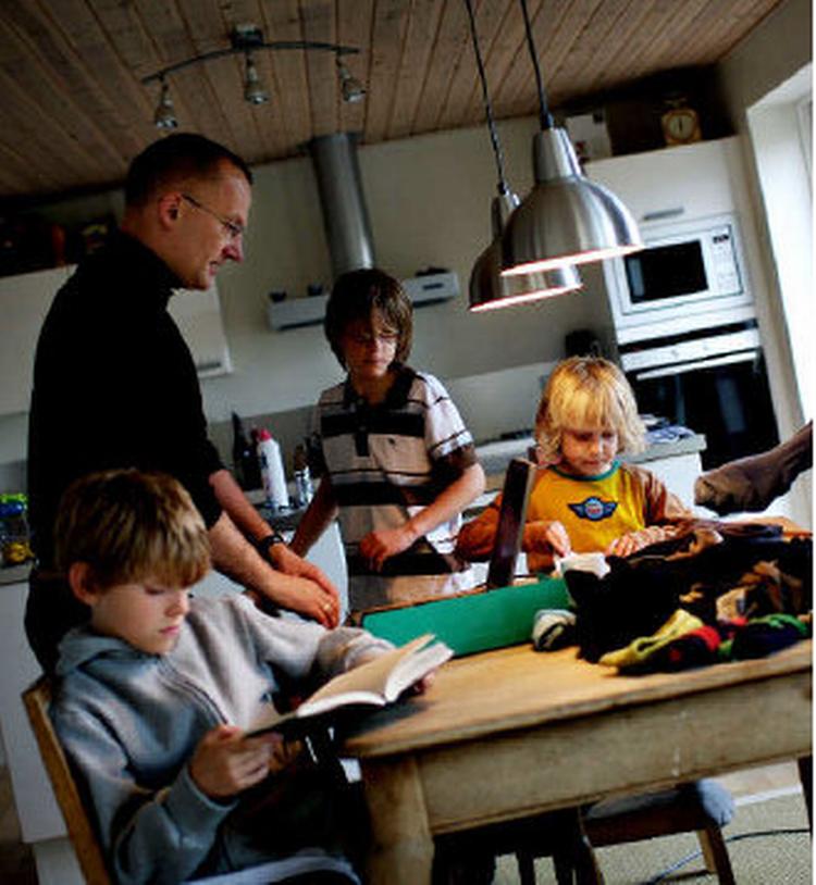 Mellem kaos og kontrol. Bogen kommer grundigt omkring de konditioner og nyskabelser, som familien møder i hverdagslivet i disse år. Arkivfoto: Thomas Yde 