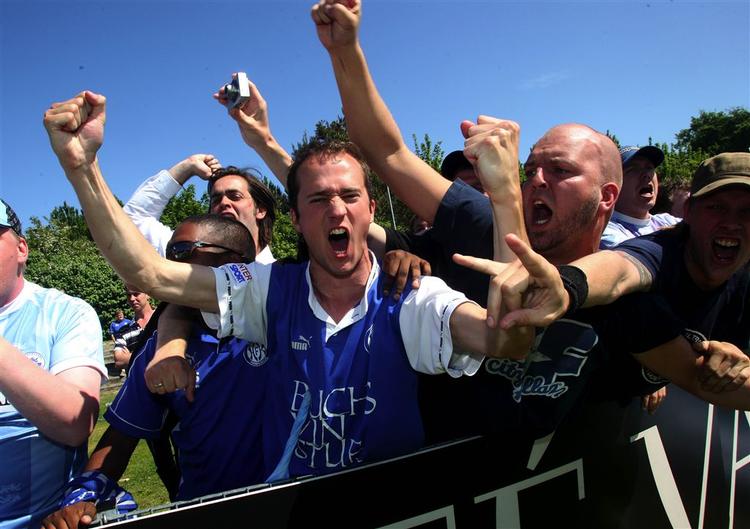 Sønderjyskes fans jubler efter kampen mod Køge i foråret. I den kommende sæson bliver der knap så meget at juble over, vurderer Politikens fodboldekspert. 