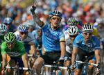 Nummer tre! Mark Cavendish løfter tre fingre som symbol på sine foreløbige etapesejre i årets Tour. 
