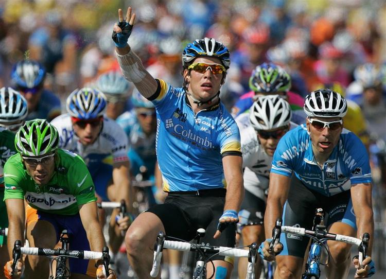 Nummer tre! Mark Cavendish løfter tre fingre som symbol på sine foreløbige etapesejre i årets Tour. 