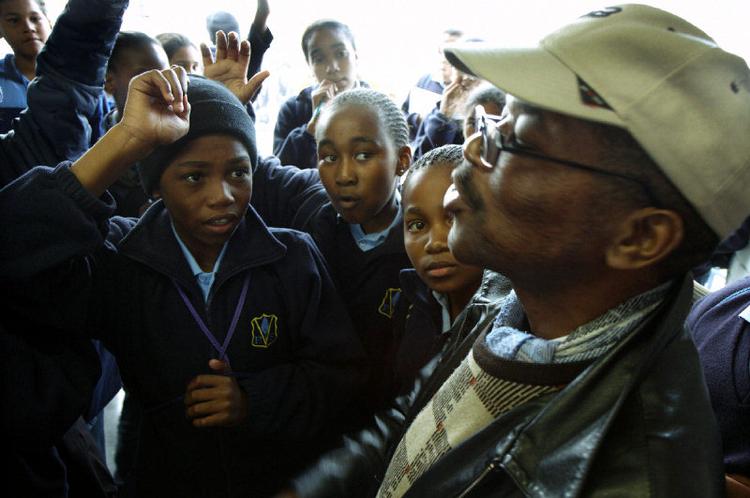 SVÆR HISTORIE. For en 12-årig er det meget konkret, at Mandela sad 18 år i en celle på størrelse med et trangt børneværelse. Men den større historie om apartheidsamfundet er vanskeligere at forholde sig til. Foto: Jesper StrudsholmTVIVLSOMT SELSKAB? Gispene er højlydte, da Vincent Diba fortæller, at han sad fængslet for terrorisme og mord.  Foto: Jesper Strudsholm 