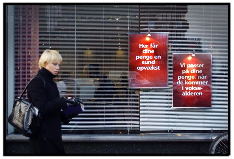 Nykredit Bank oplyste ikke, at der var tale om en variabel rente. Tværtimod indeholdt annoncen et regneeksempel, hvor banken fremhævede udbyttet ved en forrentning på 4,25 procent i 20 år. Annoncen i vinduet her er ikke fra Nykredit Bank. (Arkivfoto) 