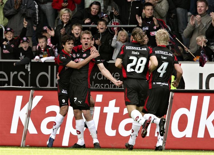 Magnus Troest bragte FC Midtjylland foran 1-0 med et hovedstdsmål mod AGF. 