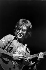 Et billede af John Lennon fra 1970. Når man dykker ned i hans barndom, forstår man hans voksne kunstnerliv på en ny måde, siger manuskriptforfatteren bag en kommende film. 