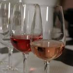 Kold mousserende rosévin - perfekt til de varme sommeraftener. 