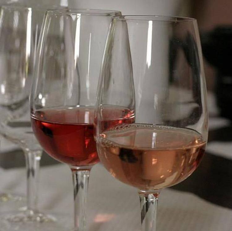 Kold mousserende rosévin - perfekt til de varme sommeraftener. 