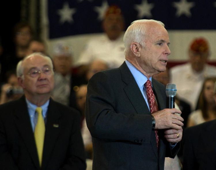 Farvel og tak. Phil Gramm(tv) er ikke længere rådgiver for John McCain. 