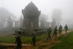 Cambodjanske soldater patruljerer ved Preah Vihear i en tidlig morgenstund. 
