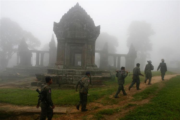 Cambodjanske soldater patruljerer ved Preah Vihear i en tidlig morgenstund. 