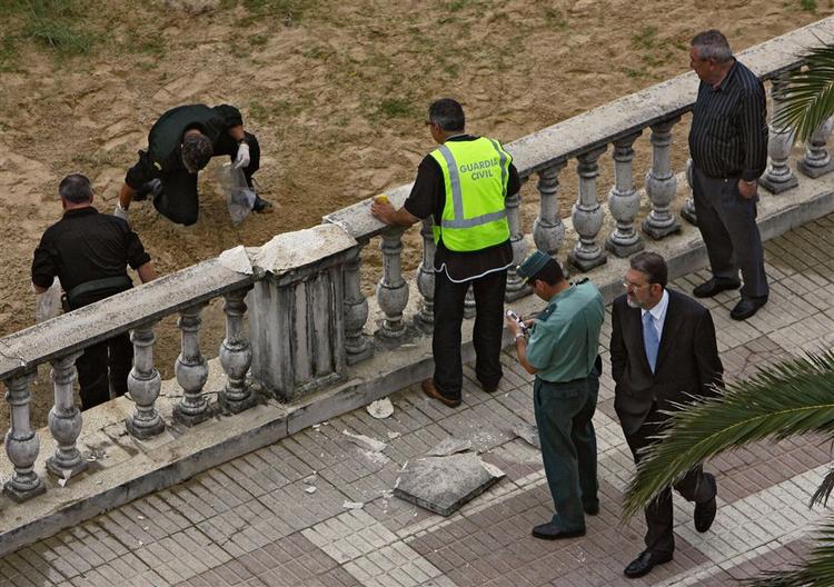 ETA havde bebudet i alt fire bombesprængninger, og de holdt, hvad de lovede. Her er vi i byen Laredo, hvor en mindre bombe ødelagde en del af strandpromenaden. 