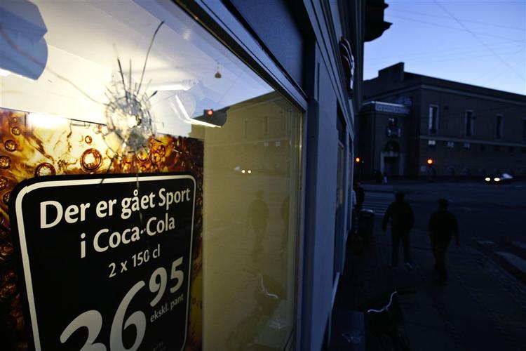 Et projektil gik til aften gennem ruden på denne 7-Eleven på Østerbro. 