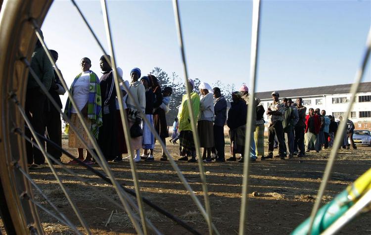 Sidste gang zimbabwere stod i kø var ved det omstridte præsidentvalg i sidste måned. Nu risikerer de igen at skulle stå kø i håb om at få udleveret mad, hvis landet rammes af en hungerkatastrofe. 
