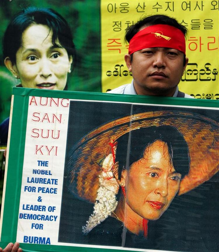 Den årelange husarrest af Aung San Suu Kyi har vakt international fordømmelse. Her i forbindelse med en demonstration foran Myanmars ambassade i Seul i maj. 