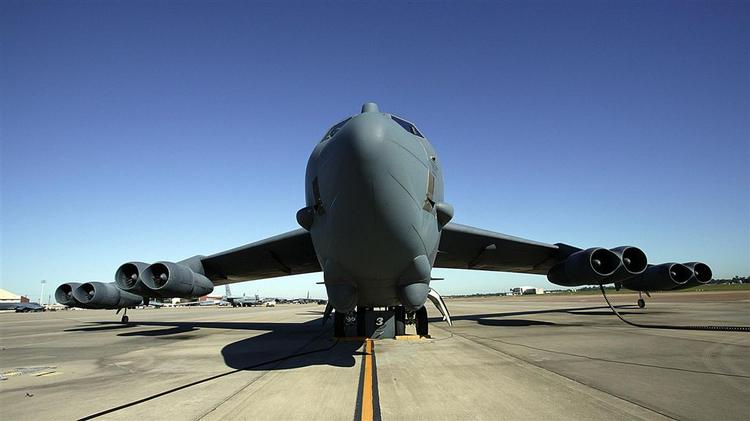 Det er sådan et bombefly, som nogle måske vil huske fra bombningerne i forbindelse med Vietnamkrigen, der er styrtet i havet. 