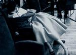 Perfekt til  spionroman. Fra en verden af i går, der ikke er i farver, men hvor alt og alle er tegnet i bløde grålige nuancer, og  hvor alle har skjulte motiver. Dette foto fra bogens forside er dog fra 1950erne, ikke fra 30erne, hvor romanen foregår. 
