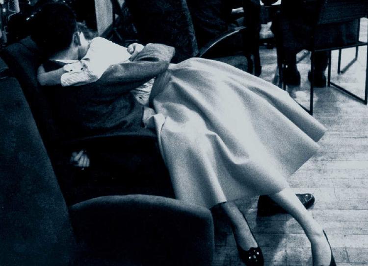 Perfekt til  spionroman. Fra en verden af i går, der ikke er i farver, men hvor alt og alle er tegnet i bløde grålige nuancer, og  hvor alle har skjulte motiver. Dette foto fra bogens forside er dog fra 1950erne, ikke fra 30erne, hvor romanen foregår. 