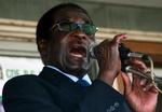 Robert Mugabe (billedet) er blevet enig med oppositionen om at indlede forhandlinger om landets politiske situation. Arkivfoto. 