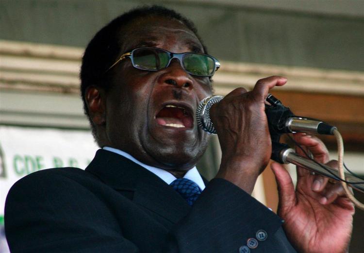 Robert Mugabe (billedet) er blevet enig med oppositionen om at indlede forhandlinger om landets politiske situation. Arkivfoto. 