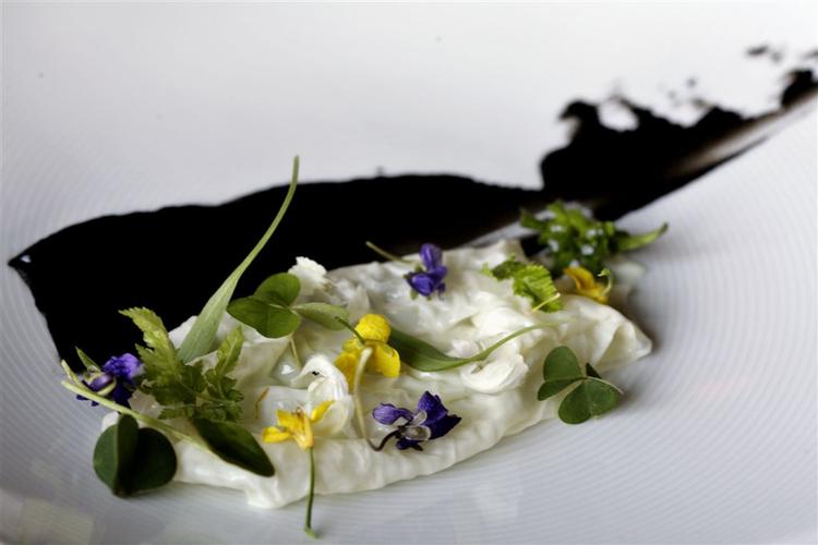 Her ses en af nomas nyudviklede retter: Mælkeskind med dunhammer, trøffelpuré og vilde urter. 