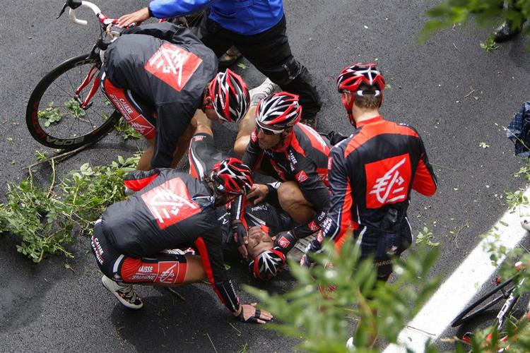 Holdkammerater fra Caisse d'Epargne hjælper Oscar Pereiro Sio efter det voldsomme styrt. 