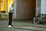 Tæt ved denne port blev en 21-årig mand fundet med et skud i venstre side af brystet. Han er nu uden for livsfare, meddeler Københavns Politi. 
