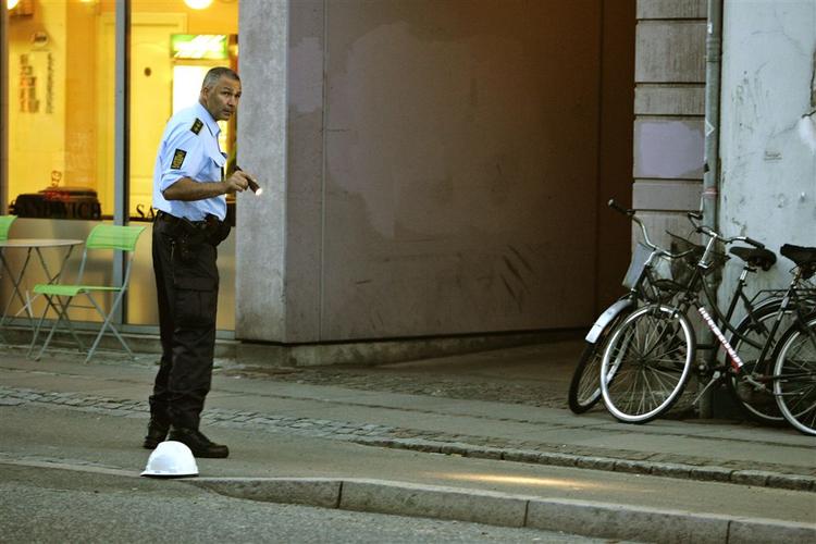 Tæt ved denne port blev en 21-årig mand fundet med et skud i venstre side af brystet. Han er nu uden for livsfare, meddeler Københavns Politi. 