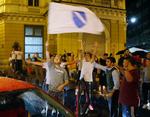Glæde på gaden i Sarajevo i aftes, efter at nyheden om anholdelsen af den krigsforbrydersigtede Radovan Karadzic blev modtaget. 