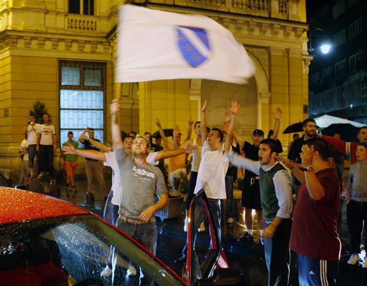 Glæde på gaden i Sarajevo i aftes, efter at nyheden om anholdelsen af den krigsforbrydersigtede Radovan Karadzic blev modtaget. 