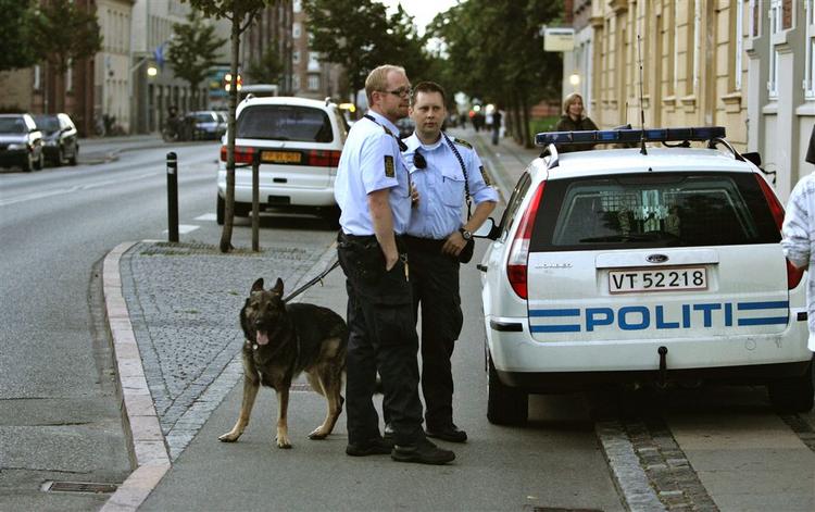 Politiet på Nordre Fasanvej i aftes efter skyderiet, som sårede en ung mand. 