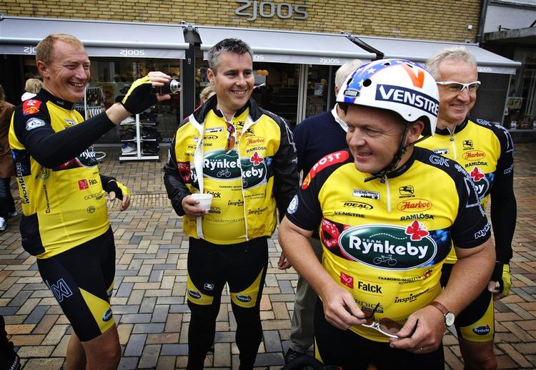 Henrik Sass Larsen ved løbets start i Ringe på Fyn. Til venstre ses journalist Reimer Bo Christensen. Til højre gør finansminister Lars Løkke Rasmussen sig klar til at køre mod Paris. 