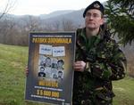 En talsmand for EU-styrken EUFOR fremviste i april i år en plakat over eftersøgte mistænkte krigsforbrydere for pressen. Billedet er taget ved en husundersøgelse syd for Sarajevo i jagten på Radovan Karadzic (billedet øvertst til højre). 